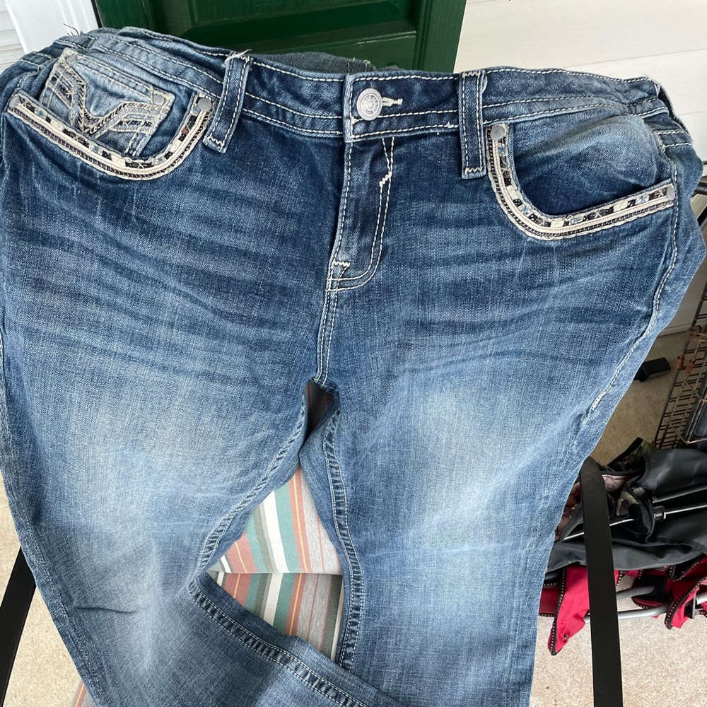 Like new women Vigoss jeans size 18 length is 31 no holes or stains
